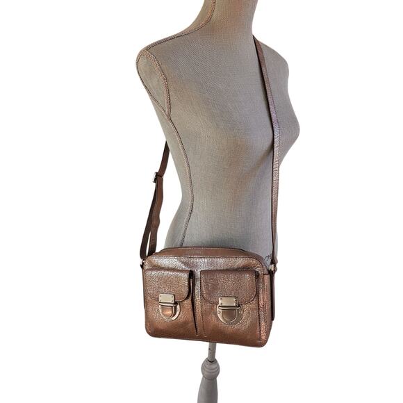 Fossil Riley Metallic Crossbody Bag Silver Foil Leather Camera Style Chic - Picture 2 of 12